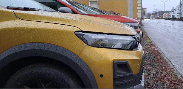 Stepway steht vor Duster.webp