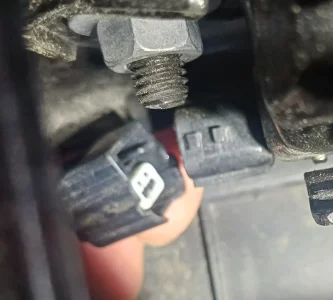 Stecker Motorhauben Verriegelung 2.webp