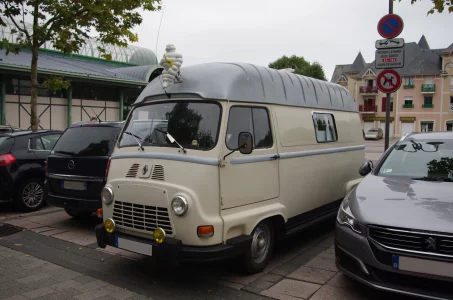 10 2018 Renault Bus N.N.webp