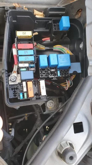 dacia sicherungskasten mottorraum sandero II 2028 TCE 90.webp